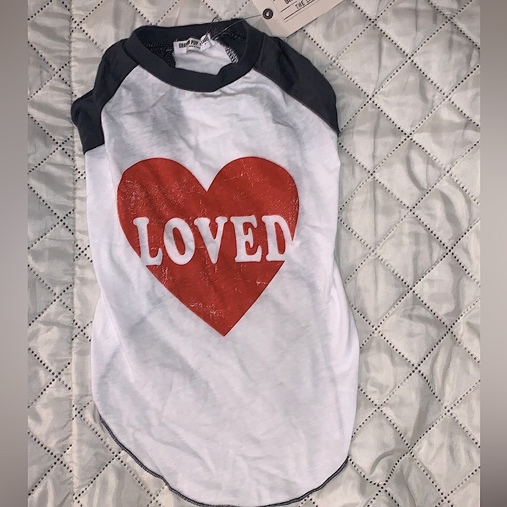 Grayson Pup The Label white and gray T-shirt with the ♥️ Red Heart LOVED Size M.